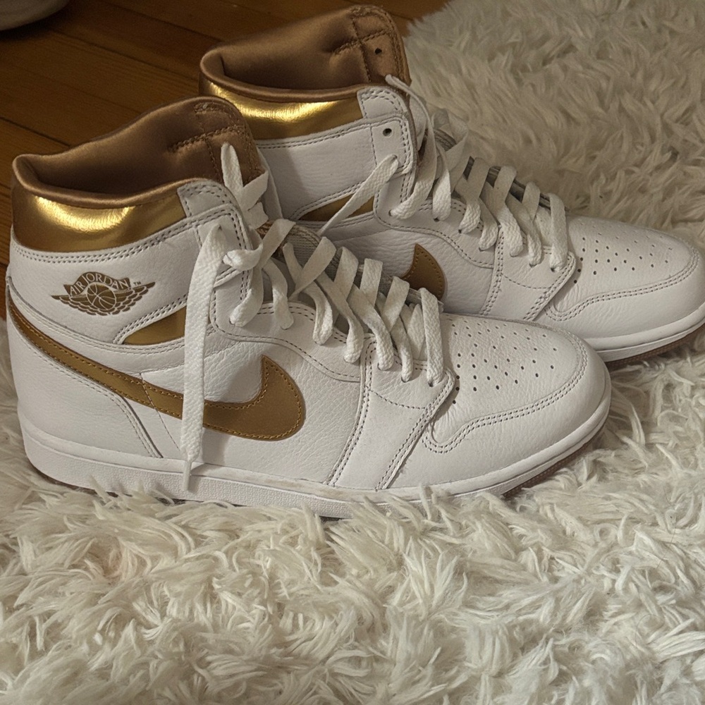 Nike Women's White and Gold Sneakers